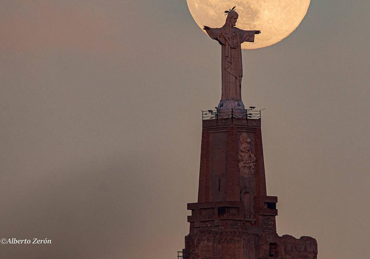 El Cristo de Monteagudo, frente a la luna llena de este mes de diciembre.