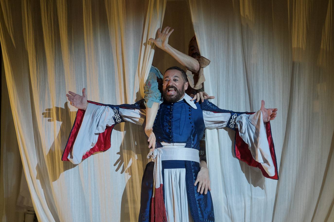 El actor malagueño Pepón Nieto (Marbella, 1967) recogió el premio del Festival de Teatro, Música y Danza de San Javier antes de actuar en 'La comedia de los errores'. El certamen escénico reconoció así la amplia trayectoria de un intérprete que ha trabajado con gran éxito en cine, teatro y televisión. «Estoy muy contento porque he venido varias veces a San Javier y siempre me lo he pasado muy bien en el escenario», dijo a LA VERDAD.