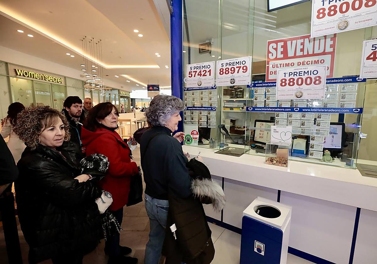 Colas de clientes esperando a comprobar sus décimos de la Lotería de Navidad