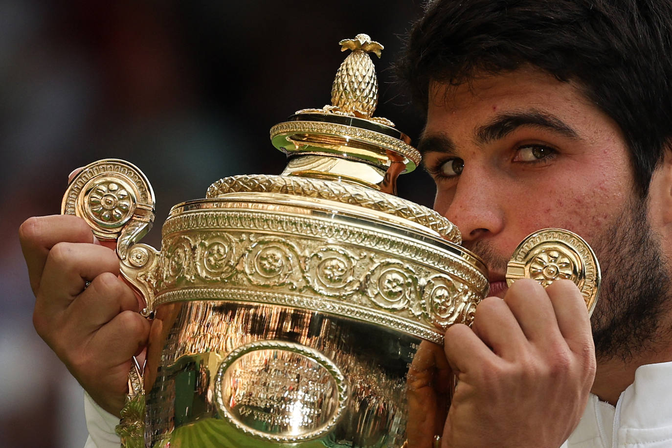 ﻿El tenista murciano Carlos Alcaraz vence a Djokovic en la final del torneo de Wimbledon (Londres) y se consolida como mejor tenista del mundo. Con sólo veinte años, el deportista de El Palmar logró en pista de hierba su segundo trofeo de Grand Slam en un partido intenso en el que demostró una gran seguridad.