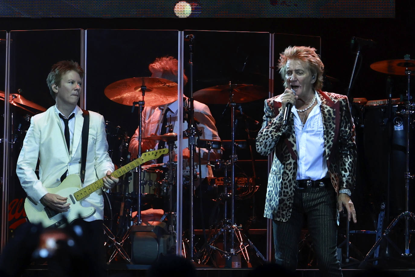 Rod Stewart, leyenda del rock, triunfó en la plaza de toros de Murcia con un concierto en el que desgranó un repertorio imbatible. El astro británico no decepcionó en una de las actuaciones más esperadas.