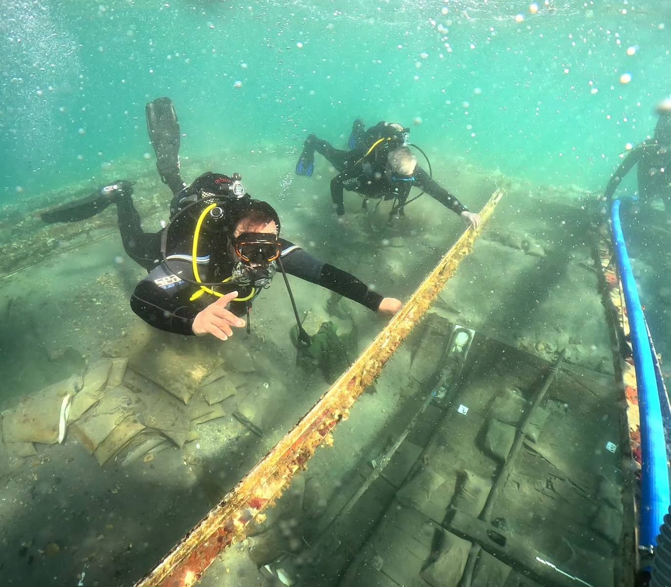 Una misión científica formada por expertos de España e Italia examina en Mazarrón el barco fenicio de la playa de La Isla. Los arqueólogos se sumergieron para destapar el 'sarcófago' que custodia la nave y recopilaron información de la embarcación y de «su entorno inmediato». Las labores se alargaron tres semanas, con el objetivo de comprobar el estado de degradación y saturación de agua de la madera conservada.