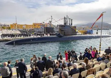 El submarino S-81 'Isaac Peral', construido en las instalaciones de Navantia en Cartagena, pasó con éxito la última revisión de seguridad antes de ser entregado a la Armada en el Arsenal, en presencia de la ministra de Defensa, Margarita Robles.