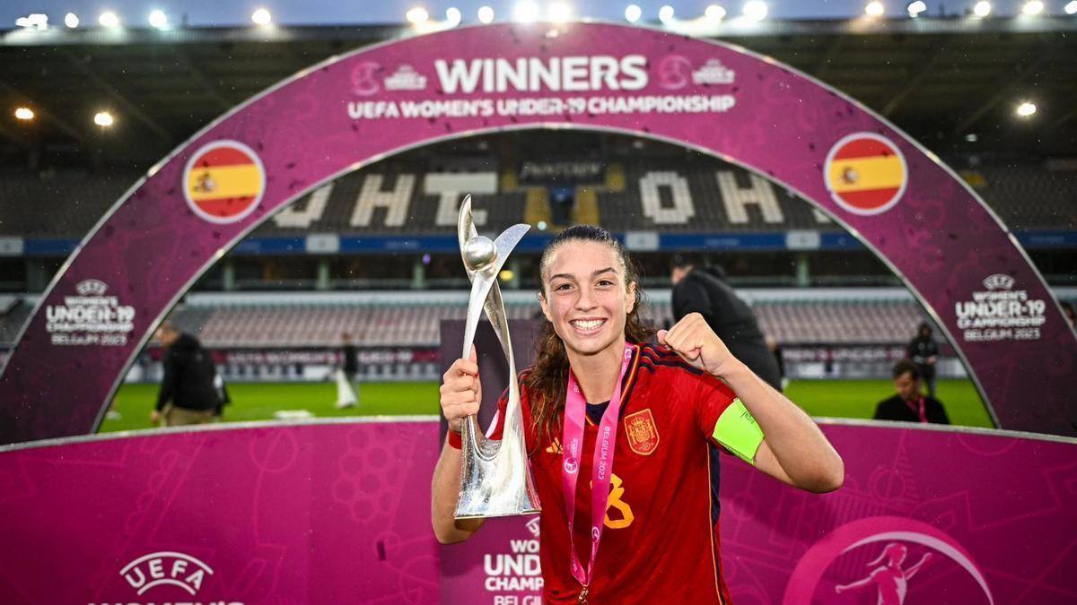 ﻿La futbolista murciana Silvia Lloris, capitana de la selección española, levantó el trofeo de campeona de Europa Sub-19 tras ganar a Alemania en la tanda de penaltis (3-2). La jugadora de El Palmar logró su tercer título con la selección en solo dos años liderando a sus compañeras.