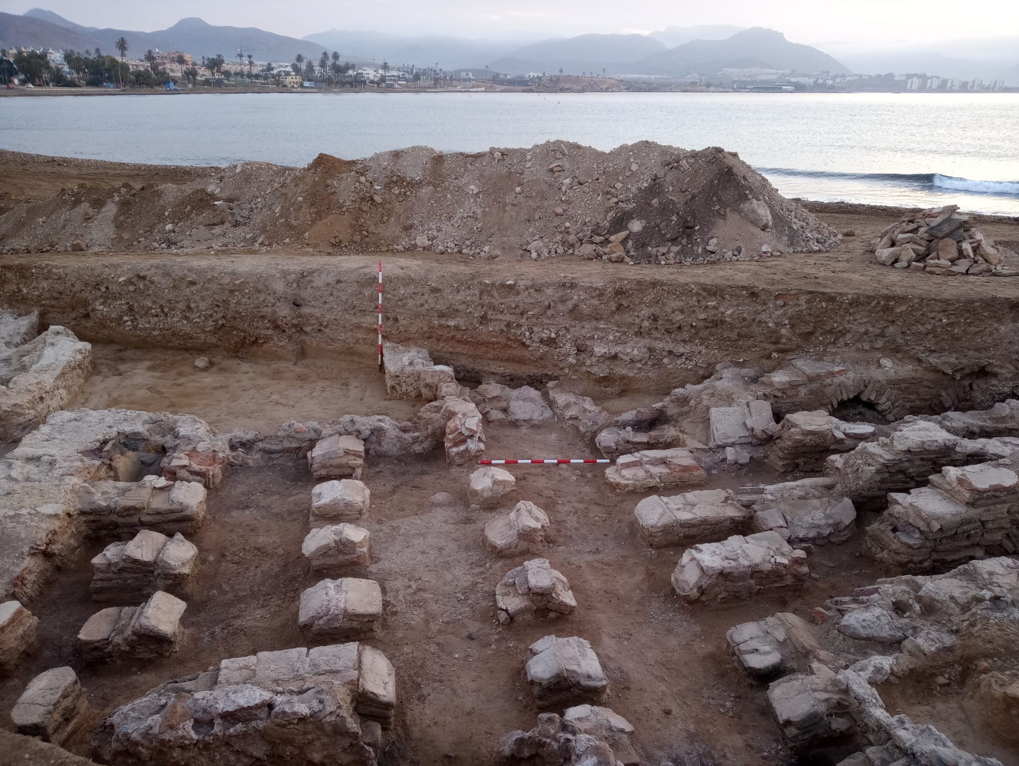 Las obras de ampliación del paseo del Alamillo, en Puerto de Mazarrón, sacan a la luz los restos de unas termas romanas. Los arqueólogos encuentran un yacimiento de época altoimperial, con elementos constructivos datados entre los siglos I y II d. C.