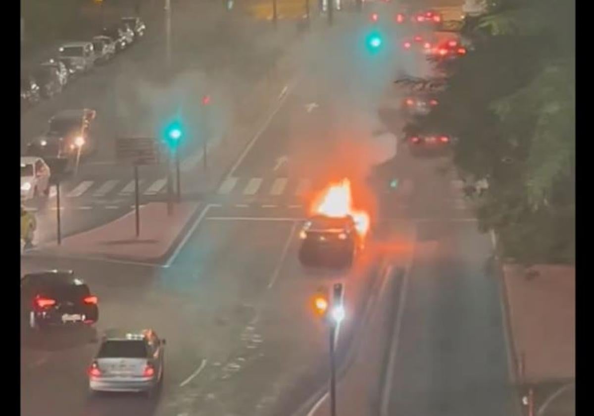 Imagen del coche que ardió este jueves en la avenida Juan de Borbón de Murcia.