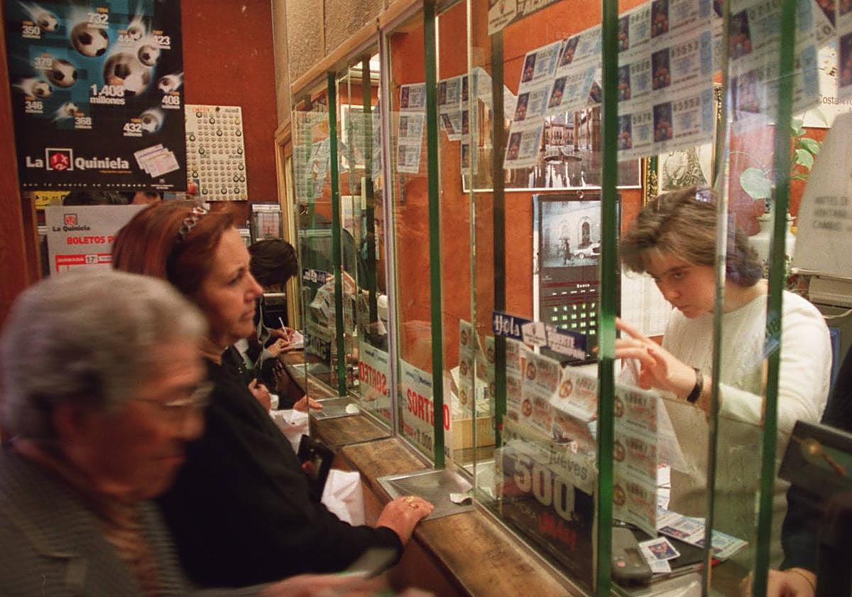 Clientes compran décimos de la Lotería del Niño.