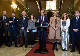Jose Ballesta, en el centro, acompañado por parte de su equipo de gobierno, ete viernes.