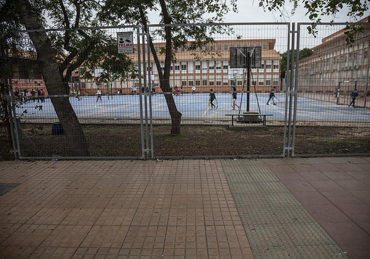 Alumnos del instituto Ben Arabí hacen deporte en el pabellón exterior del centro de enseñanza, en imagen de archivo.
