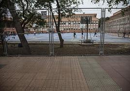 Alumnos del instituto Ben Arabí hacen deporte en el pabellón exterior del centro de enseñanza, en imagen de archivo.