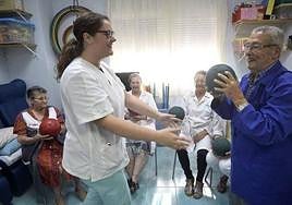 Actividades en un centro de día para enfermos de Alzheimer.