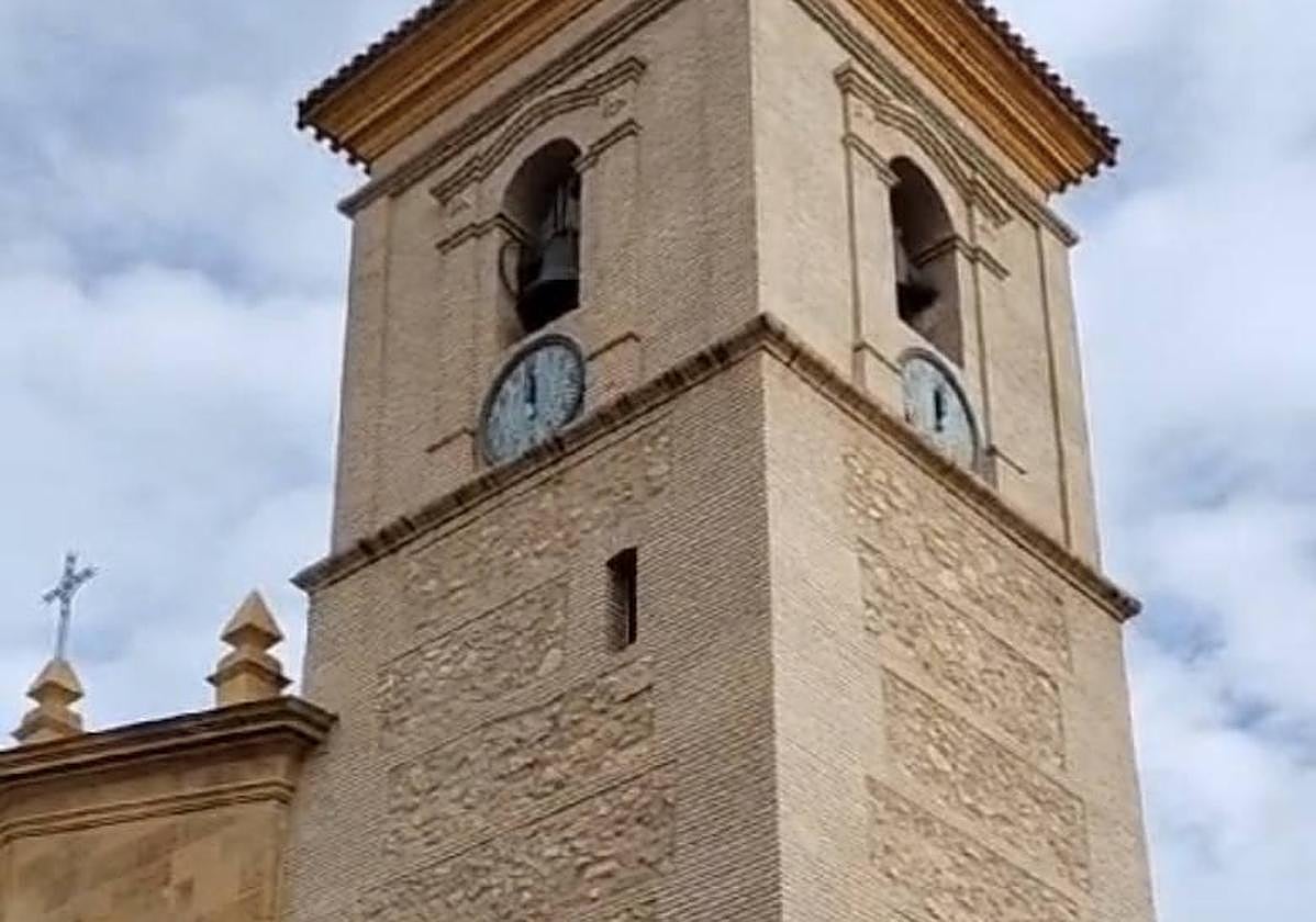 Imagen del reloj, ubicado en la torre de la iglesia de San Lázaro.