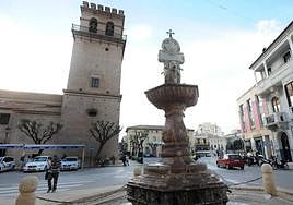 Plaza de la Constitución de Totana, donde se encuentran la iglesia de Santiago y el consistorio.