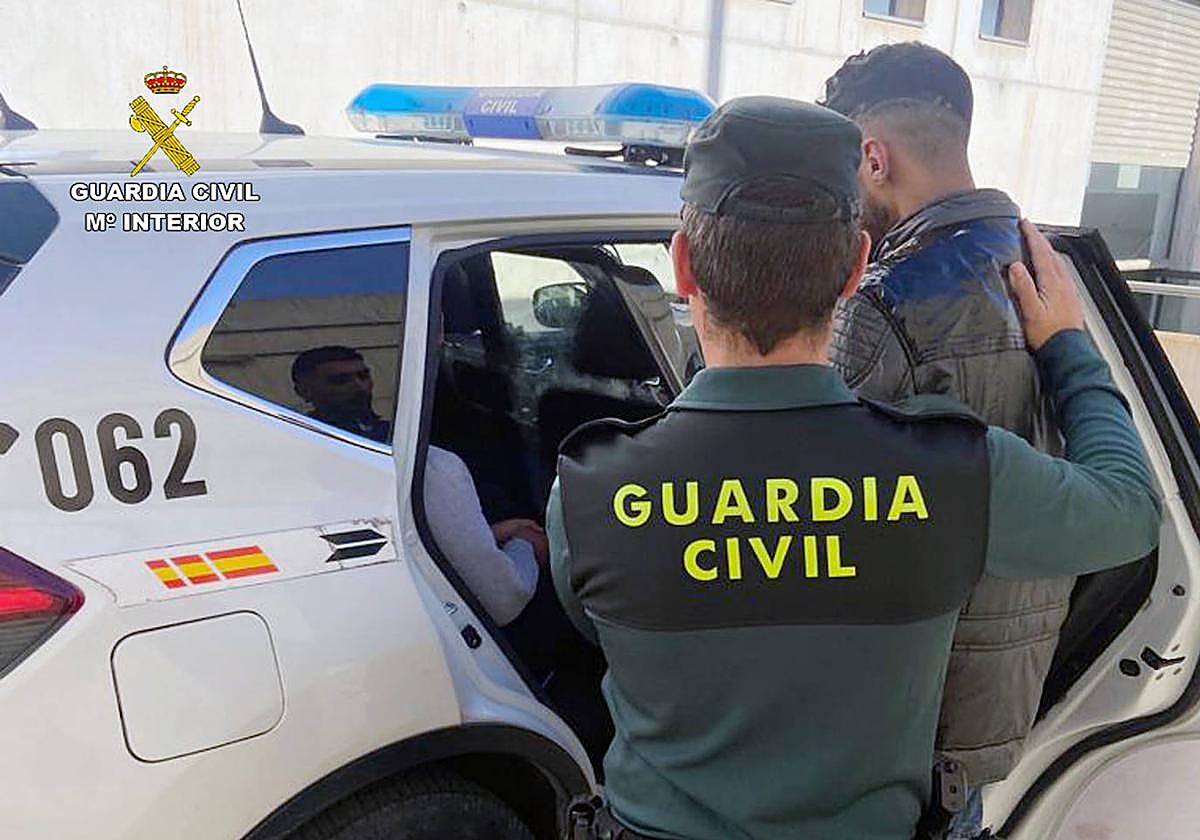 Detención de uno de los ladrones de la vivienda en Mula.