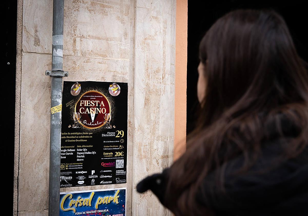 Los carteles con el anuncio del regreso de la Fiesta del Casino inundan las calles de Orihuela.
