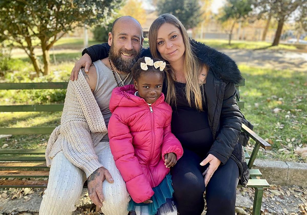Paco y Lola, junto a la pequeña Kadilla, en un jardín de Murcia.