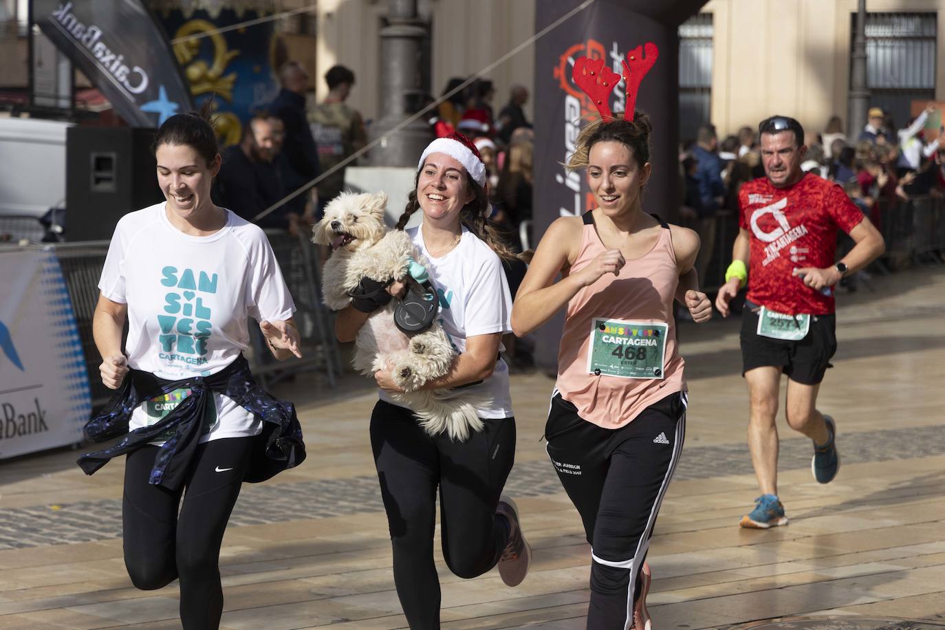 La llegada de la carrera San Silvestre 2023, en imágenes