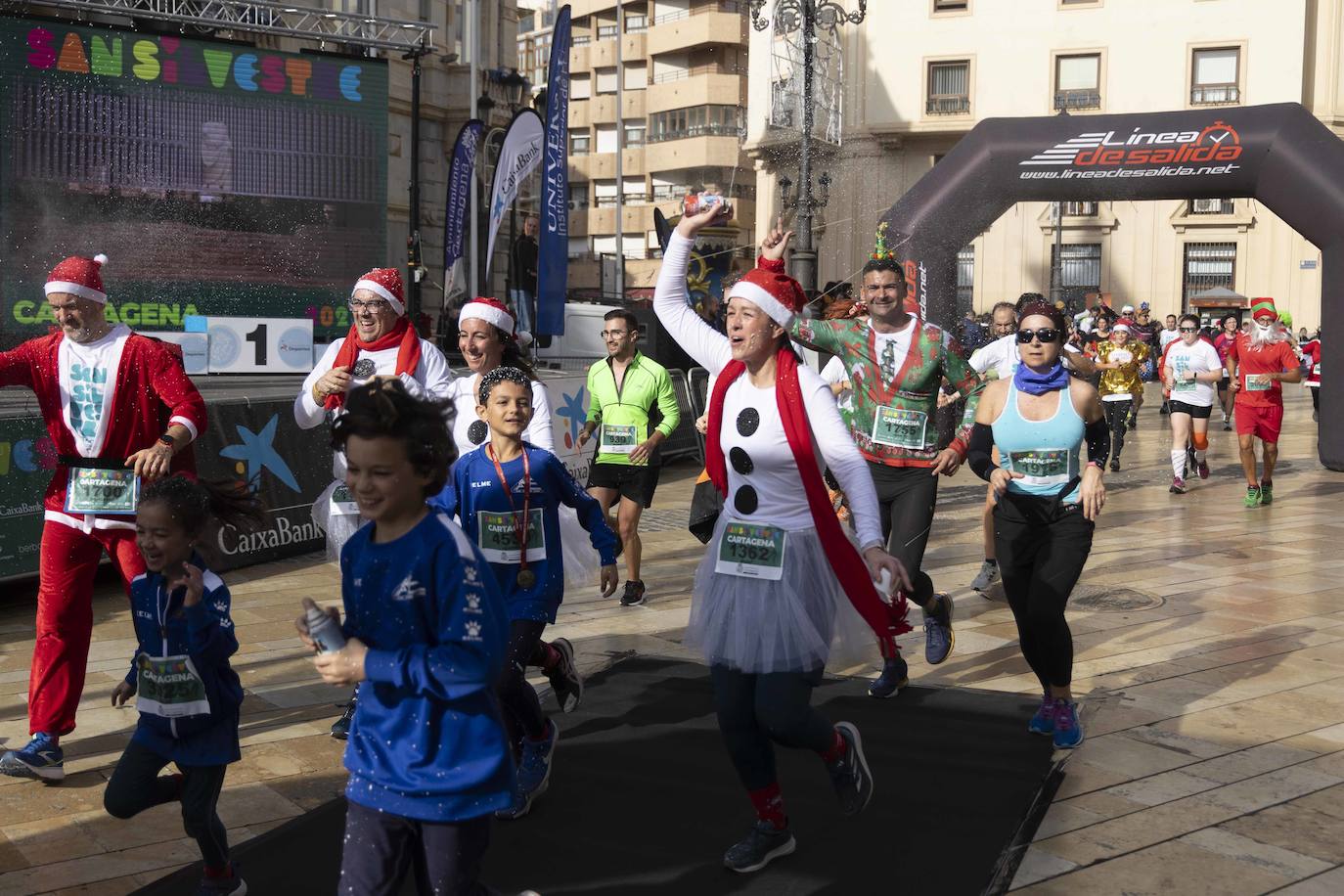 La llegada de la carrera San Silvestre 2023, en imágenes