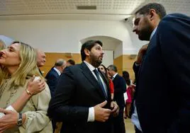 López Miras y Antelo charlan en el acto de la toma de posesión de los secretarios generales.