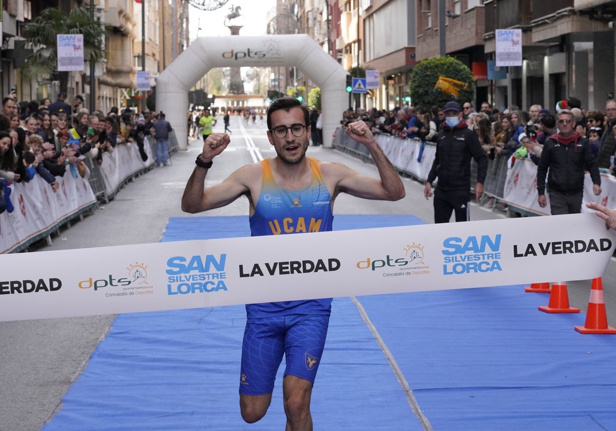 El vencedor de la San Silvestre, Daniel Gálvez, cruza la línea de meta.