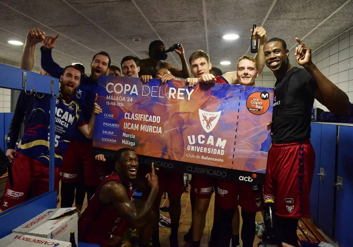 Los jugadores del UCAM celebran el pase a la Copa del Rey de Baloncesto 2024.