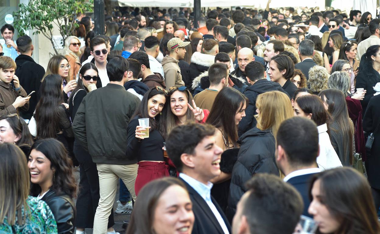Ambiente de 'Tardevieja' en la Plaza de las Flores de Murcia.