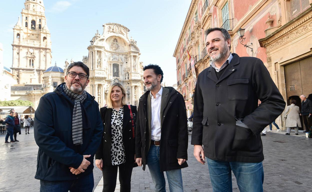 El diputado regional Miguel Sánchez, la concejala en el Ayuntamiento de Murcia Paqui Pérez, Edmundo Bal y el diputado por Alicante Juan Ignacio López-Bas. 