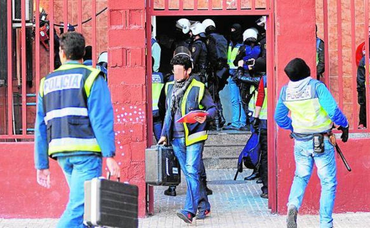 Operación policial contra el 'clan de La Loles' en noviembre de 2013, en el barrio murciano de La Fama. 