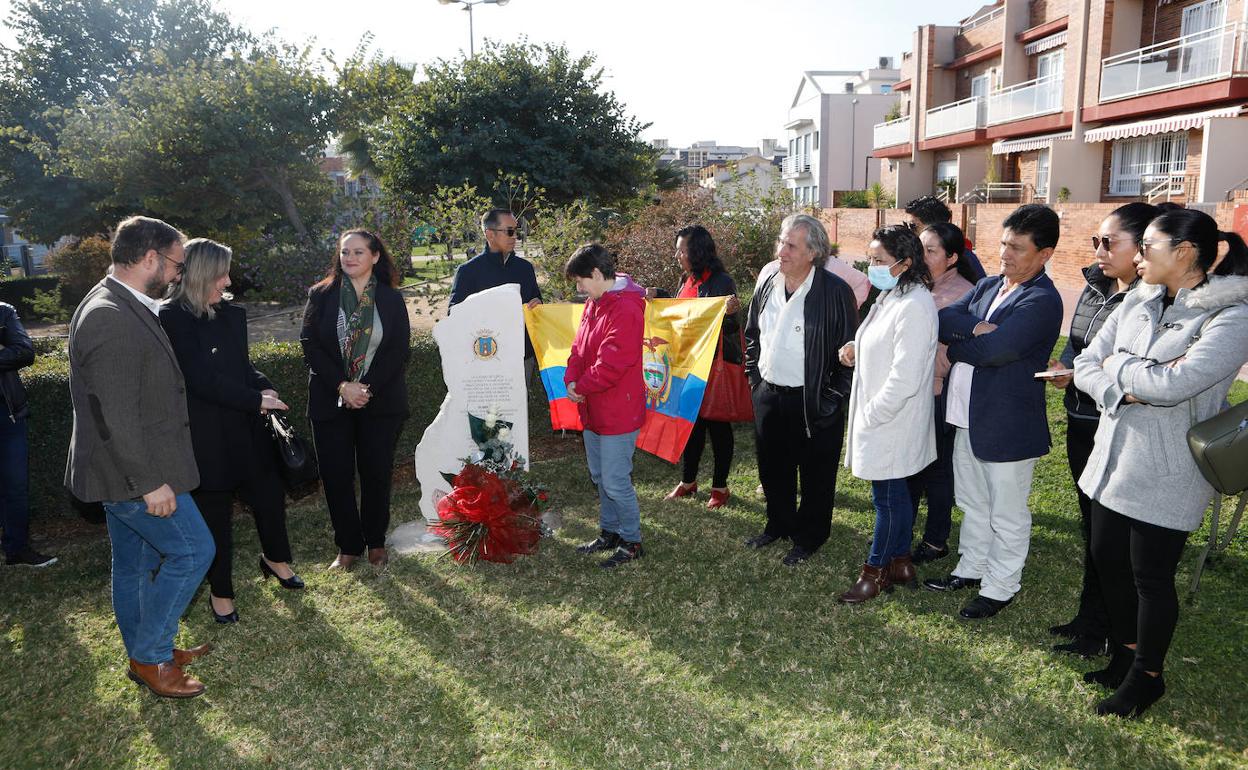 Mateos y la cónsul de Ecuador junto a familiares de las víctimas del accidente, junto al monolito.