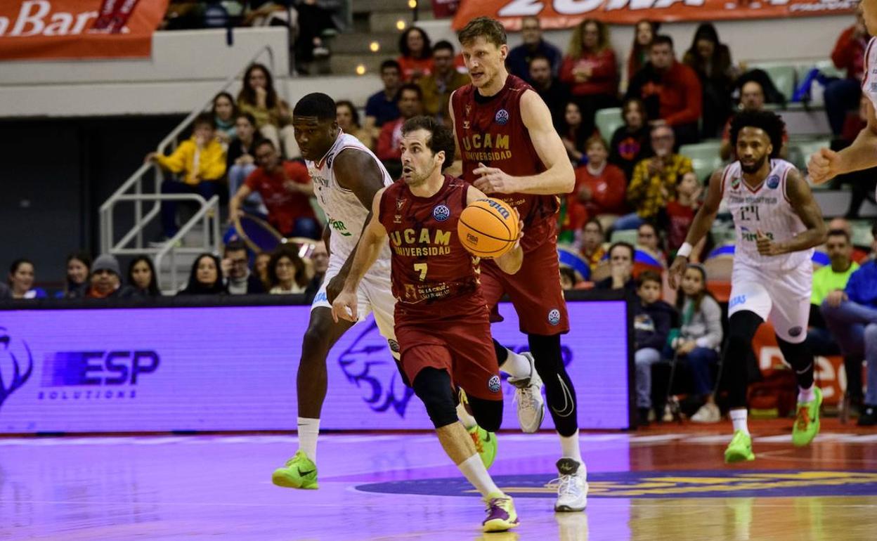 Tomás Bellas conduce el esférico.