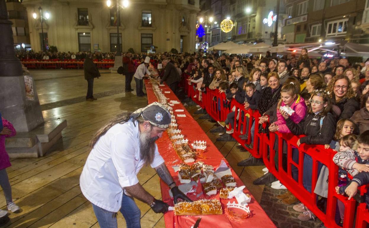 Roscón de Reyes gigante en la Plaza del Ayuntamiento en 2018.