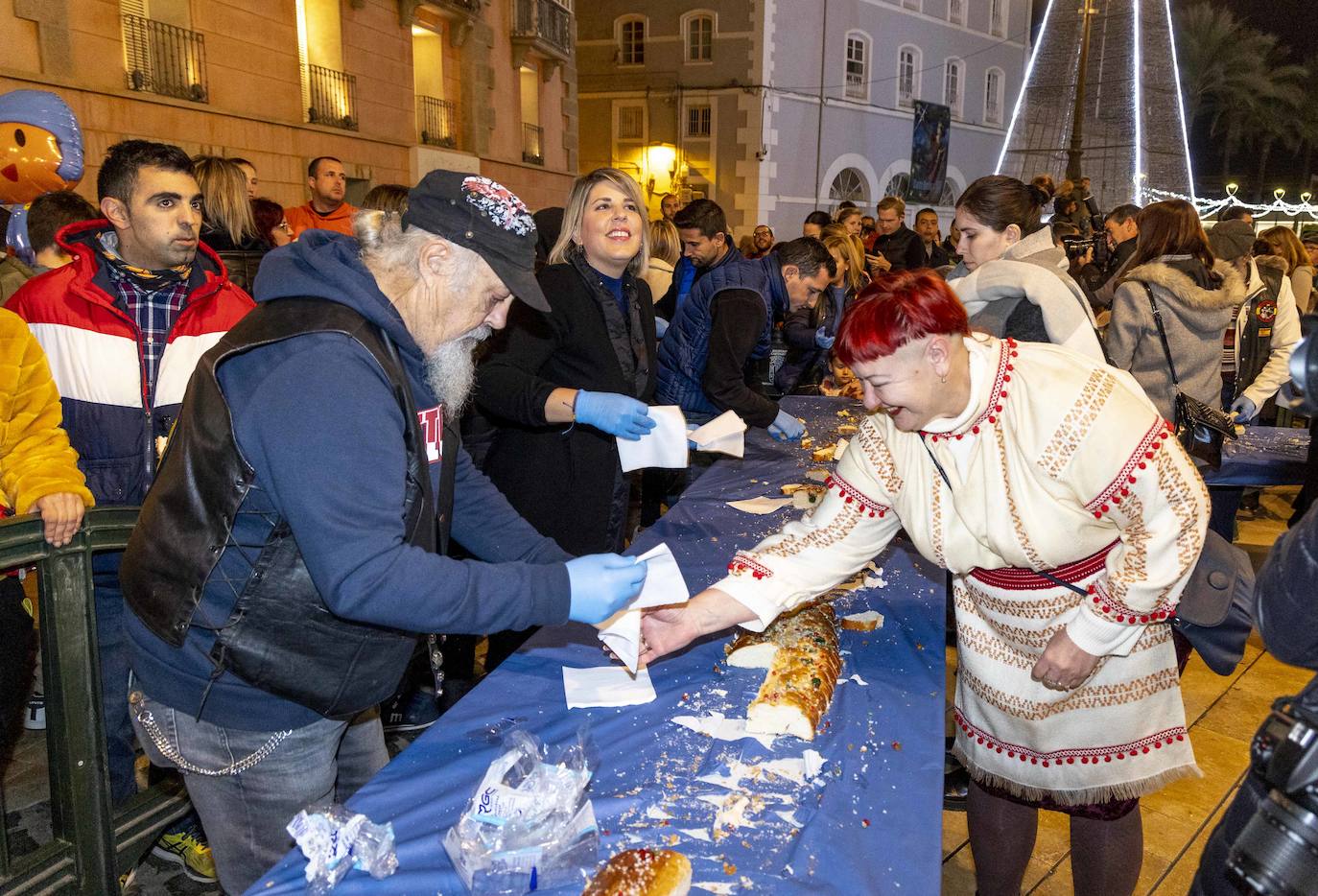 Fotos: 4.000 raciones de roscón animan la llegada de los Reyes en Cartagena