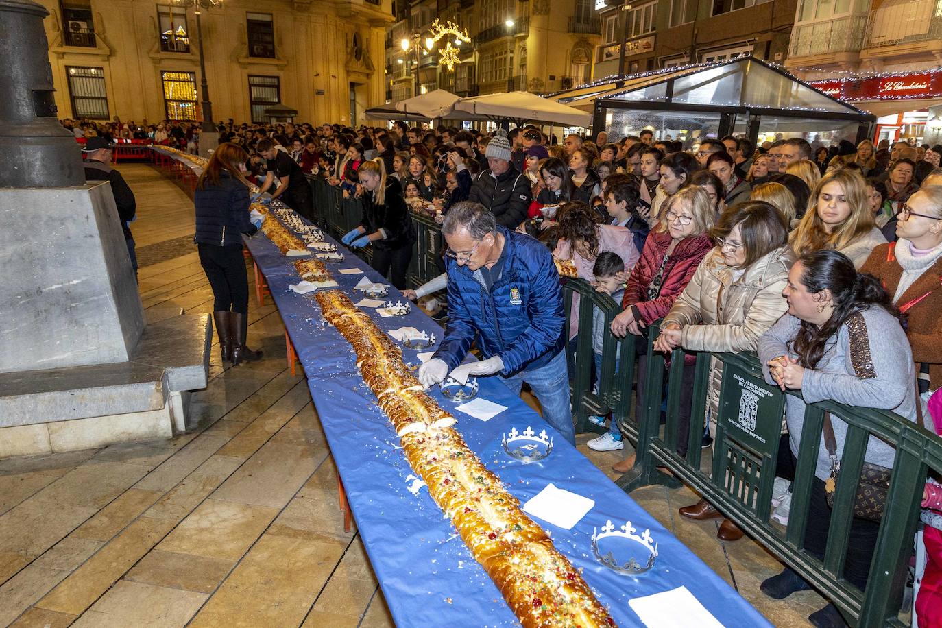 Fotos: 4.000 raciones de roscón animan la llegada de los Reyes en Cartagena