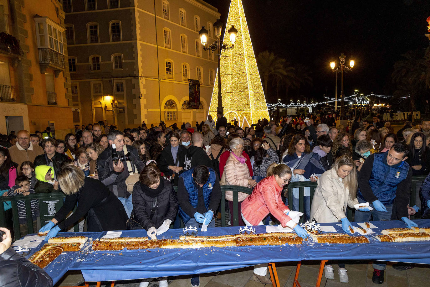 Fotos: 4.000 raciones de roscón animan la llegada de los Reyes en Cartagena