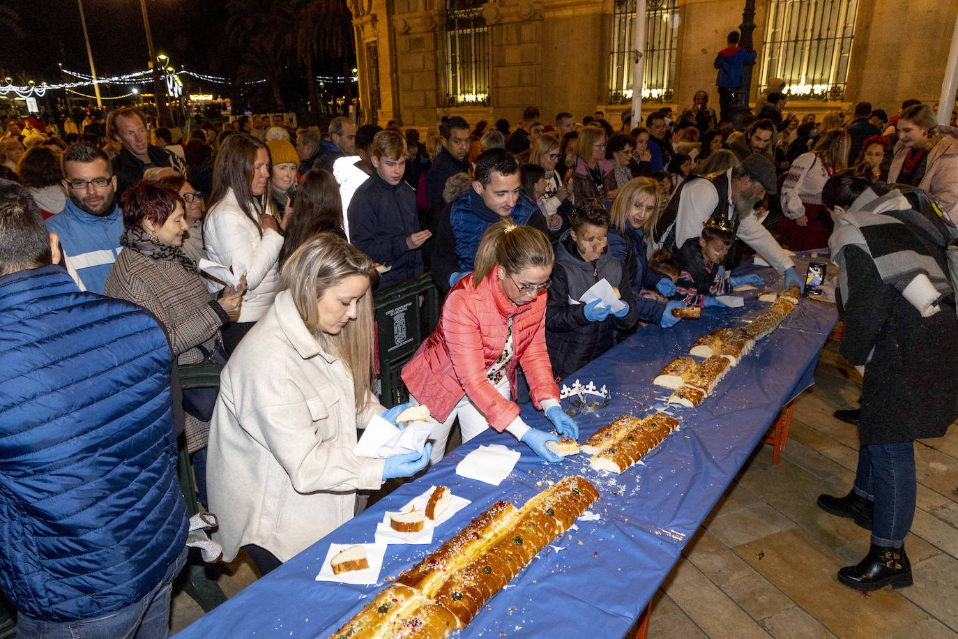 Fotos: 4.000 raciones de roscón animan la llegada de los Reyes en Cartagena