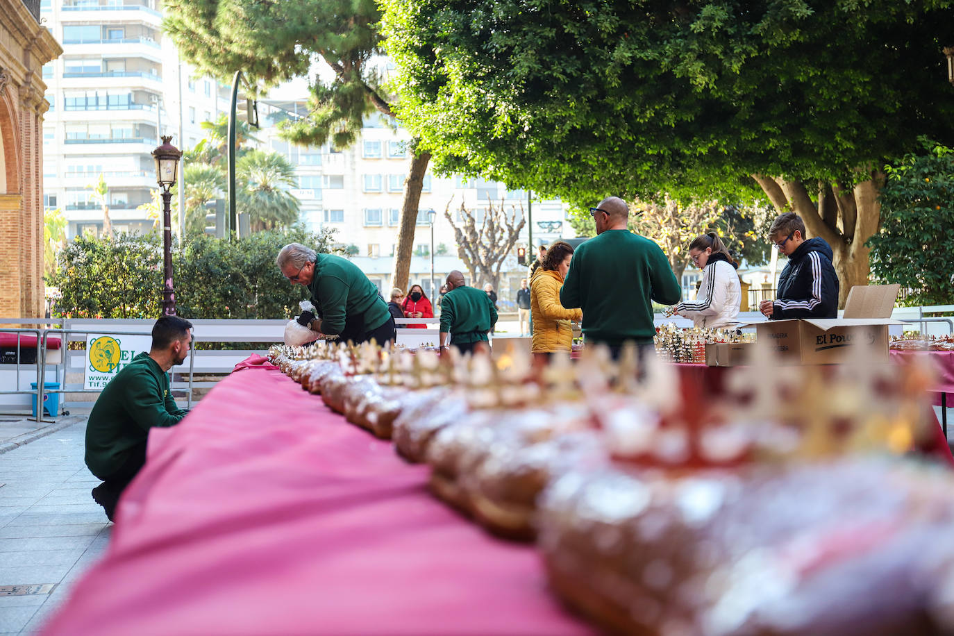 Fotos: Reparto de roscón de Reyes en Murcia