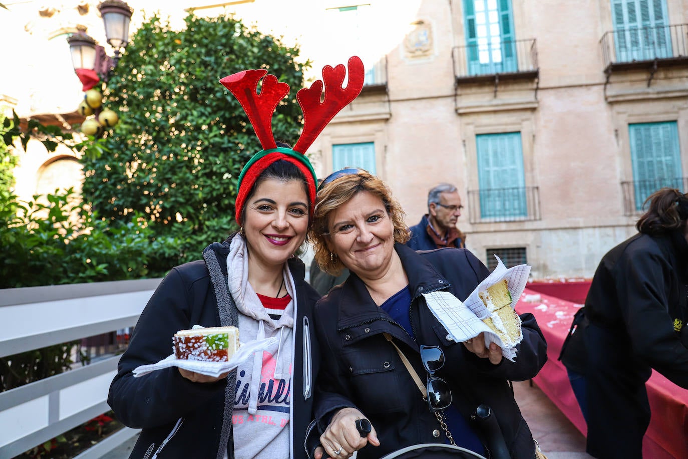Fotos: Reparto de roscón de Reyes en Murcia
