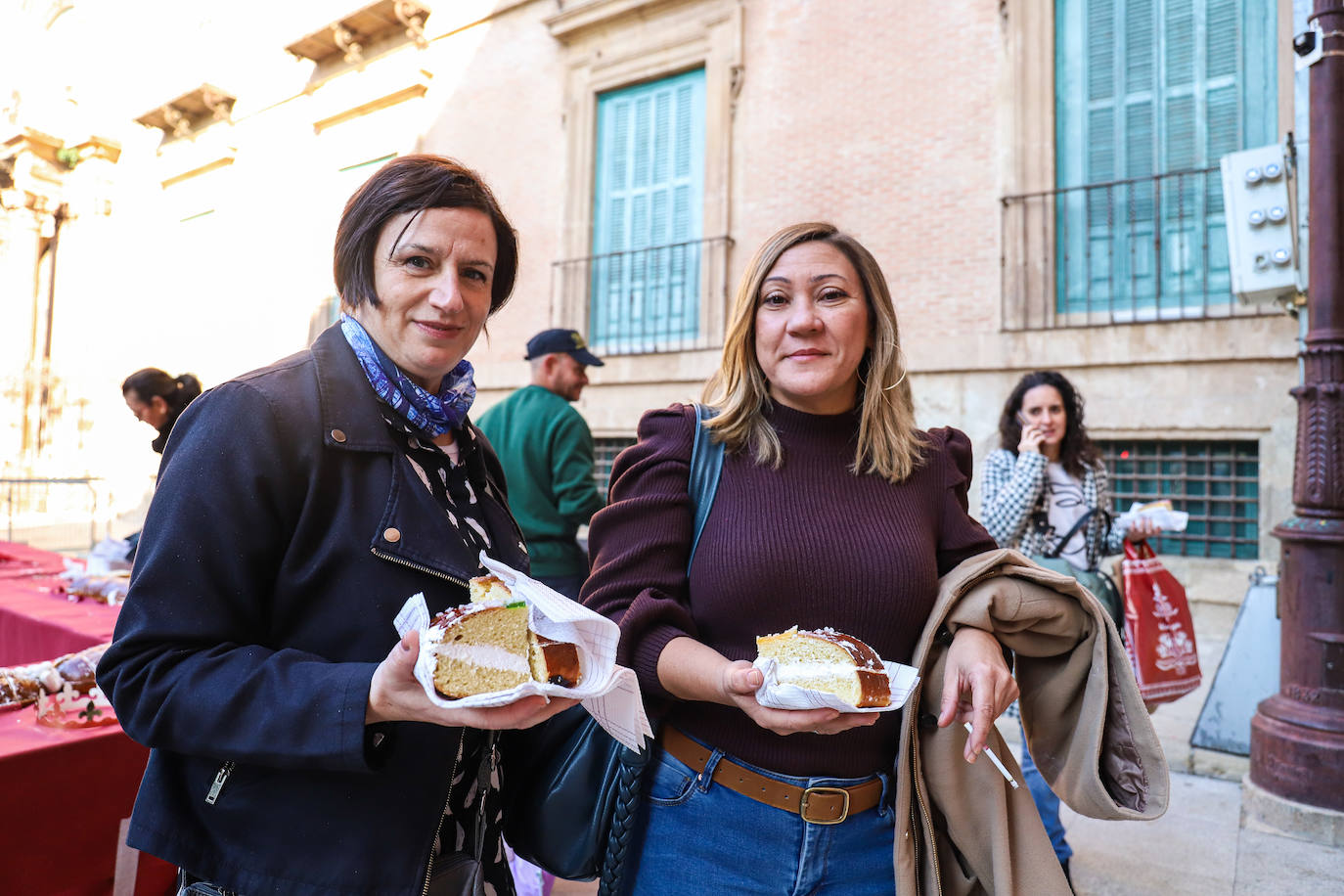 Fotos: Reparto de roscón de Reyes en Murcia