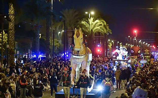 Un monumental caballo con figuras de elfos cabalgando sobre sus lomos abrió la Cabalgata de Reyes.