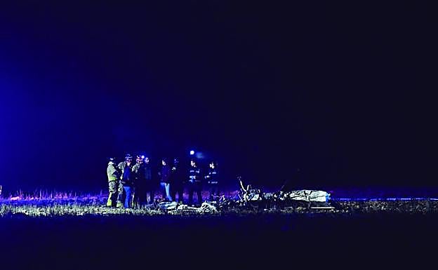 Bomberos, personal de Protección Civil y agentes judiciales inspeccionan los restos de la avioneta siniestrada en San Javier, ayer tarde. 