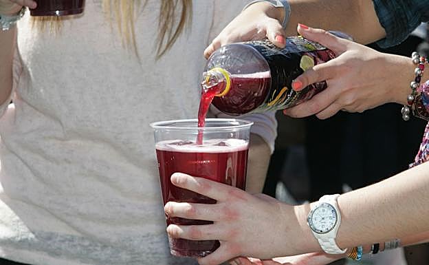 Jóvenes consumen alcohol en una imagen de archivo. 