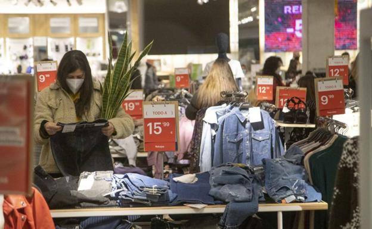 Una clienta mira ropa de rebajas, en una imagen de archivo. 