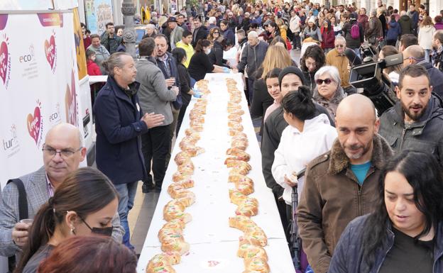 Imagen del reparto de Roscón de Reyes en Lorca este jueves. 