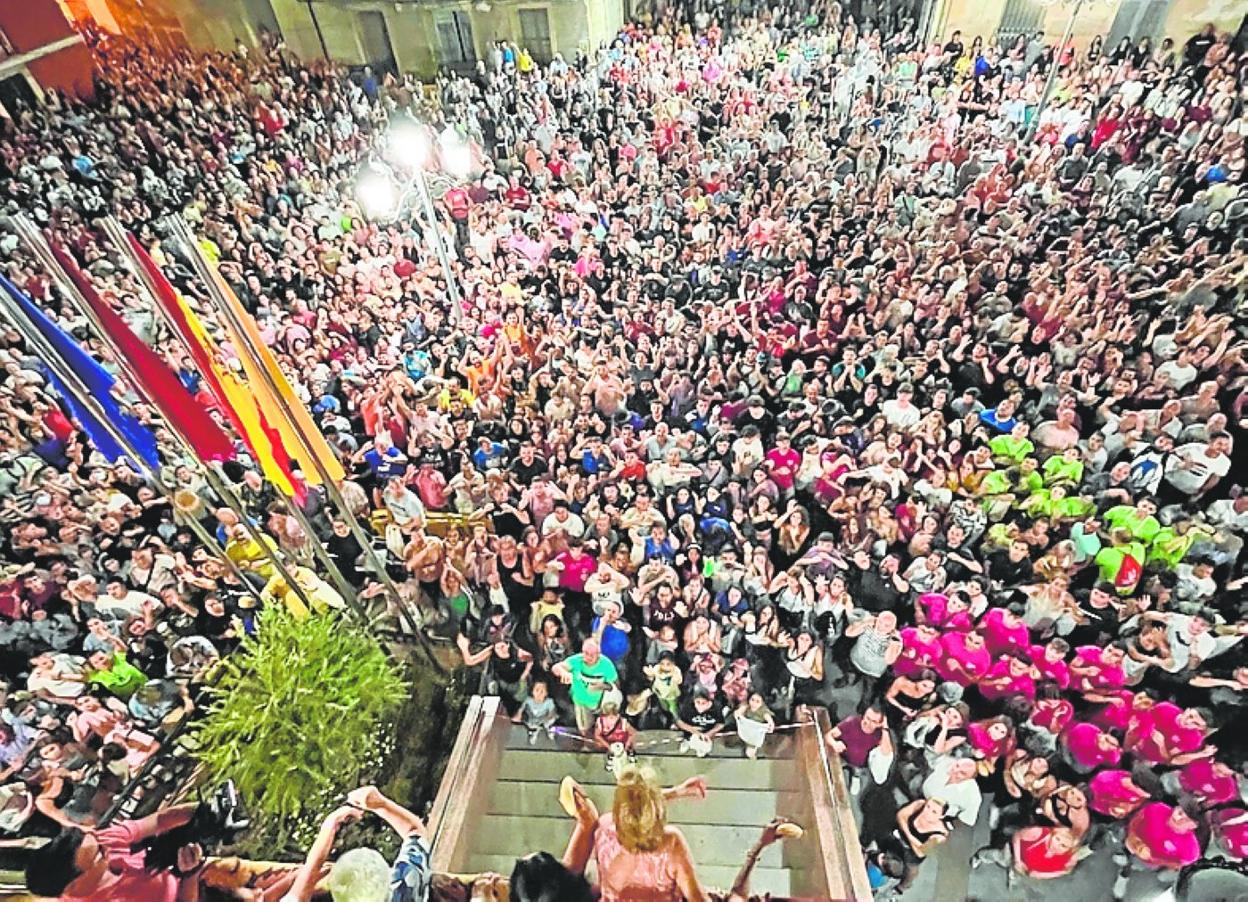El centro de Librilla lleno de gente para vivir la fiesta de Las Pitanzas. 