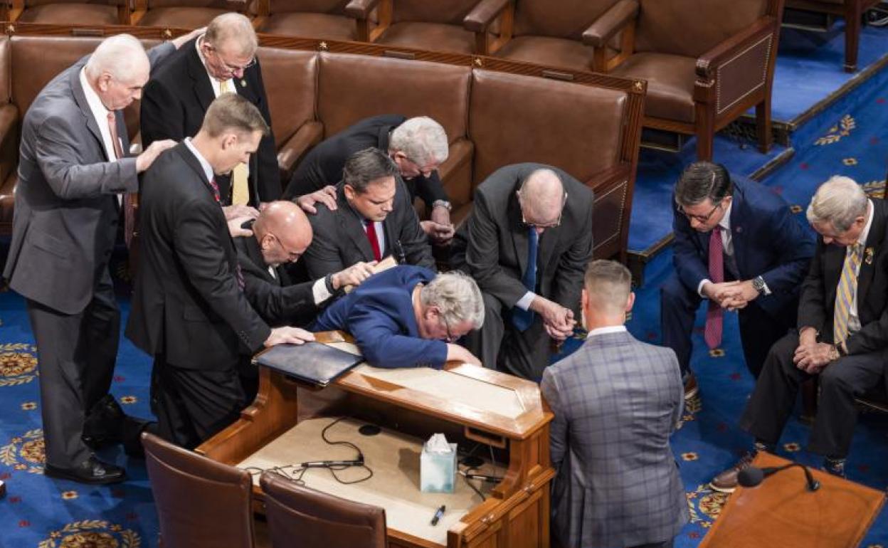 Legisladores republicanos rezan ante otra ronda de votaciones para que el líder republicano McCarthy sea el presidente de la Cámara de Representantes en el Capitolio. 