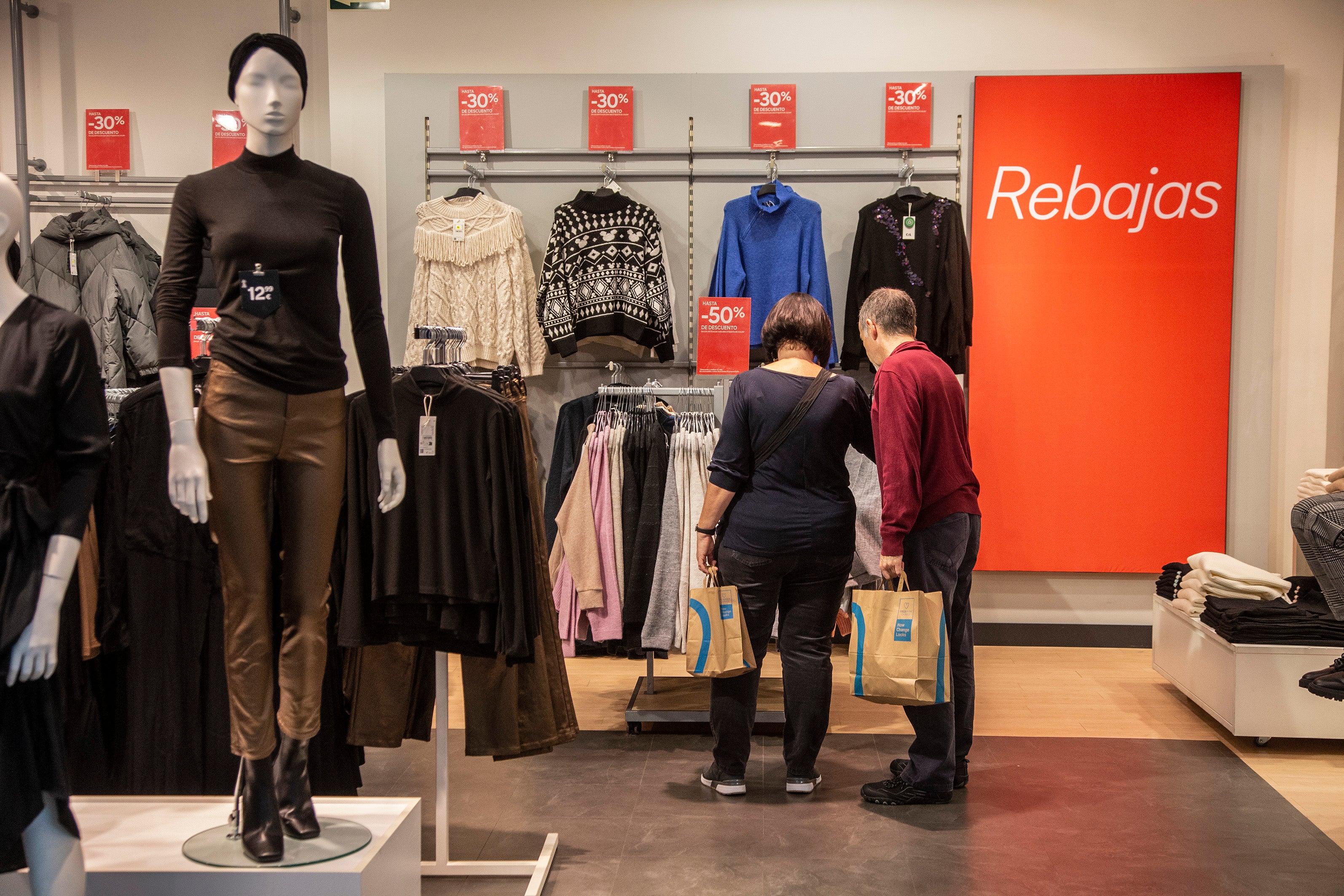 Fotos: Los comercios de Cartagena esperan que la bajada de temperaturas «salve la campaña» de rebajas