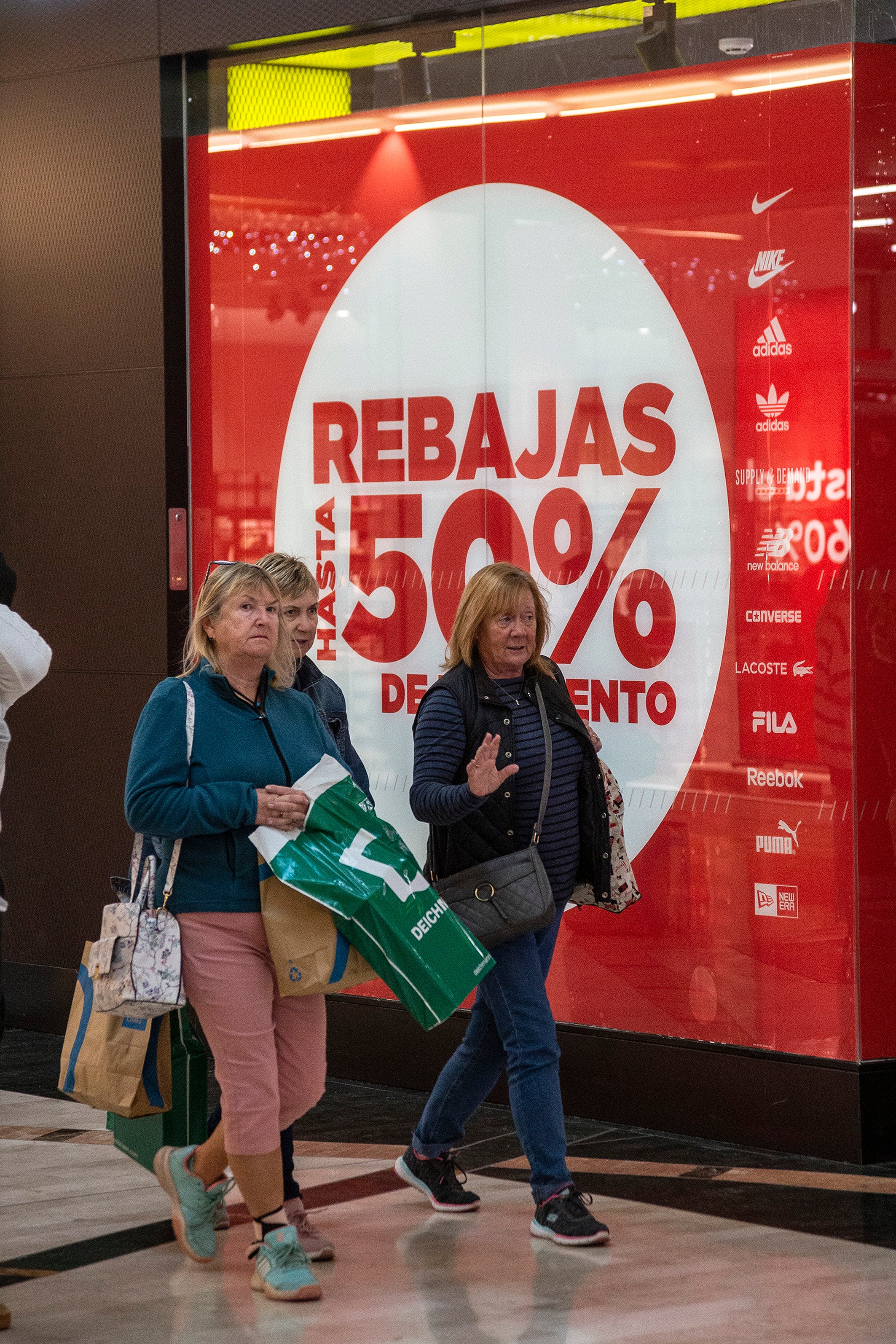 Fotos: Los comercios de Cartagena esperan que la bajada de temperaturas «salve la campaña» de rebajas