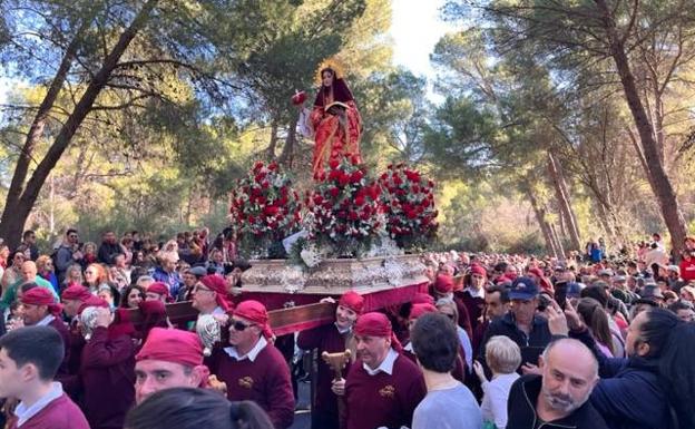 La Santa, acompañada por los romeros, este sábado.