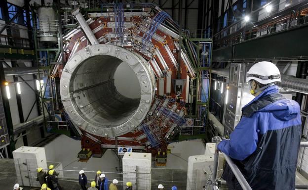 Proceso de colocación del imán gigante Compact Moun Solenoid (CMS) bajo tierra en el Gran Colisionador de Hadrones (Large Hadron Collider -LHC-), ubicado en el Laboratorio Europeo de Física de Partículas (CERN).