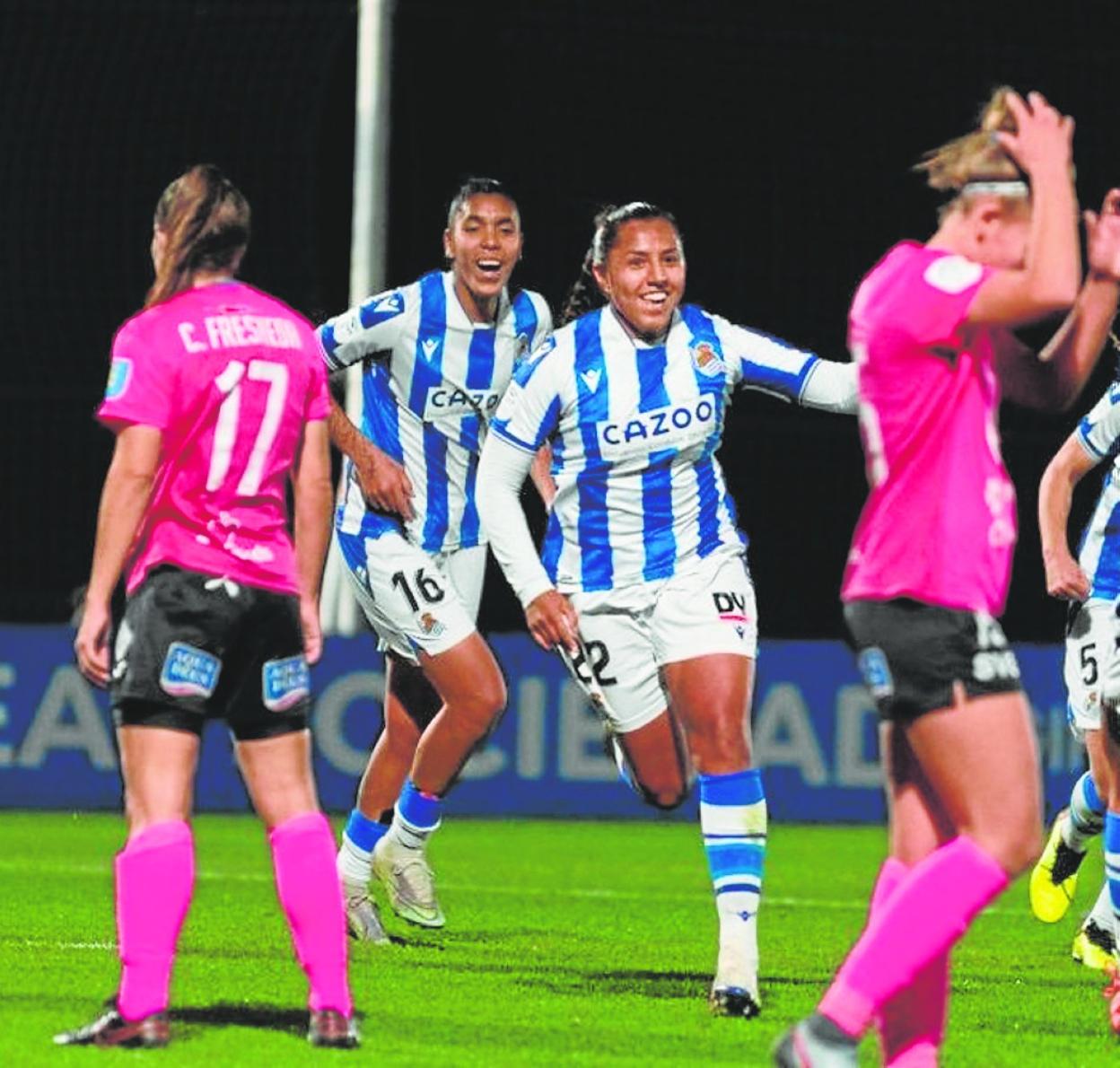 Las jugadoras de la Real Sociedad celebran uno de los goles que marcaron el sábado al Alhama. 